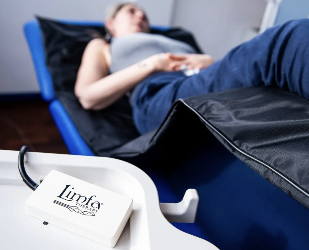 Dispositivo Limfa Therapy in funzione su un paziente